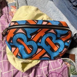 BURBERRY
E-Canvas Logo Sonny Bum Bag Bright Cobalt